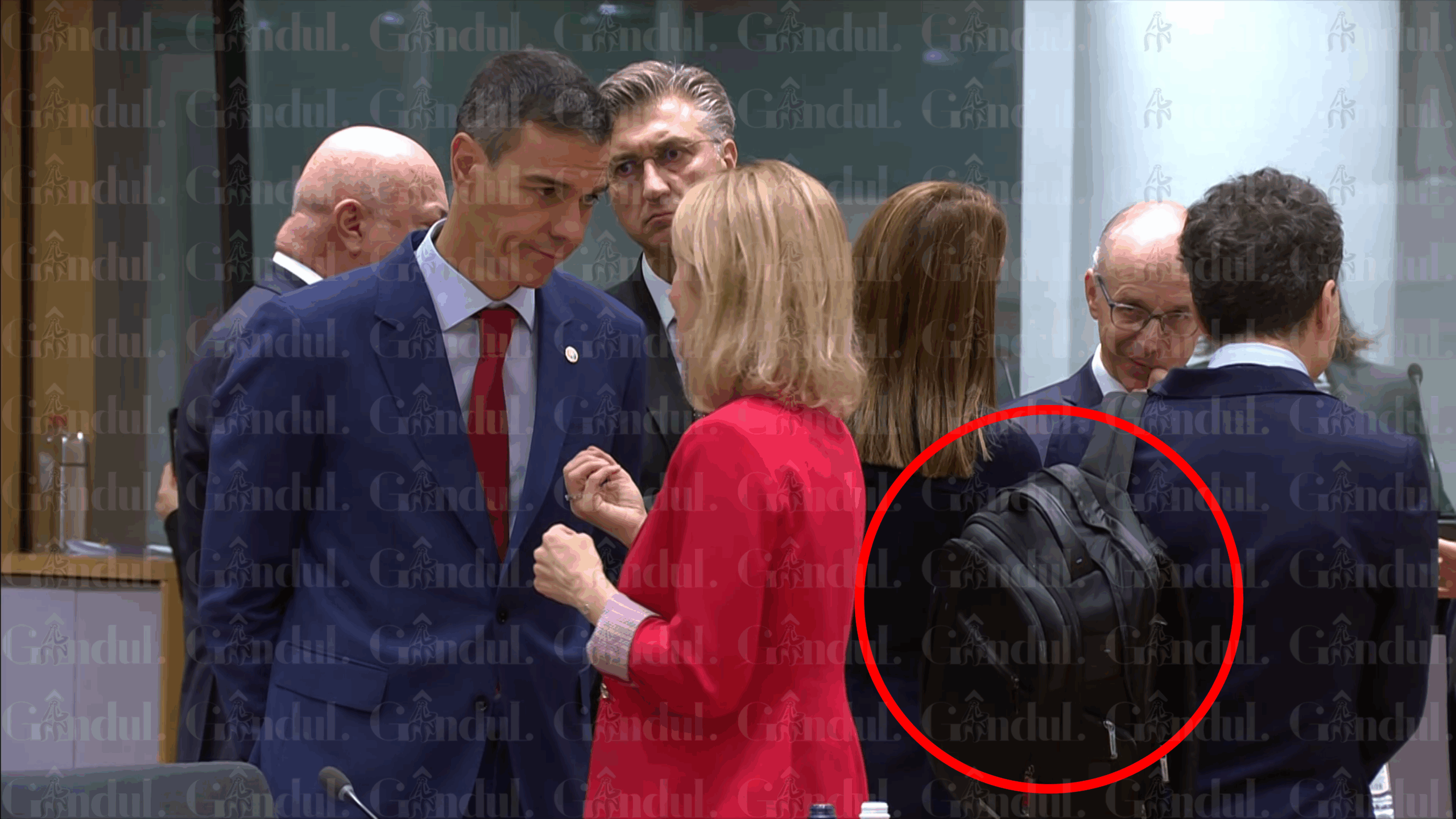 După cartela de la Primărie și carnețelul cu notițe, Nicușor Dan și-a făcut un nou prieten: Ghiozdănelul. Îl cară peste tot, îi încurcă pe toți. Urmăriți aventurile lui Nicușor și ale ghiozdănelului său buclucaș, în reuniunea Consiliului European