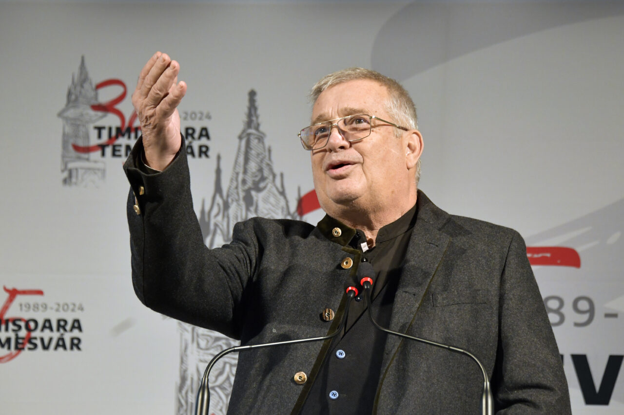 Manifestul lui Mircea DINESCU: „Cînd am scris că nemțălăule-un dulap / dar nu de soi / mi-ați vărsat în cap hîrdăul / dați-mi pielea înapoi!”