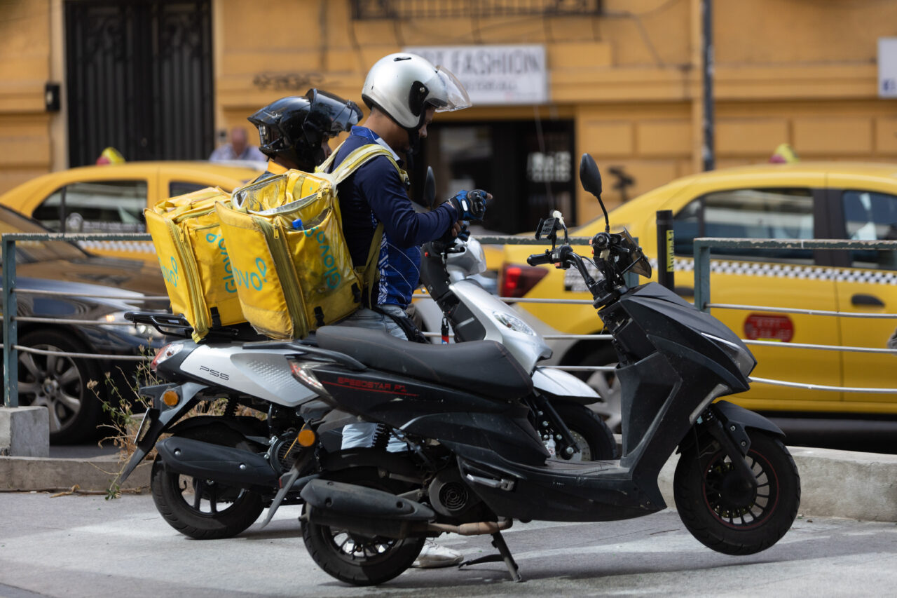 Un bărbat i-a FURAT scuterul și banii unui livrator etiopian din București. A fost prins de polițiști după aproape o lună