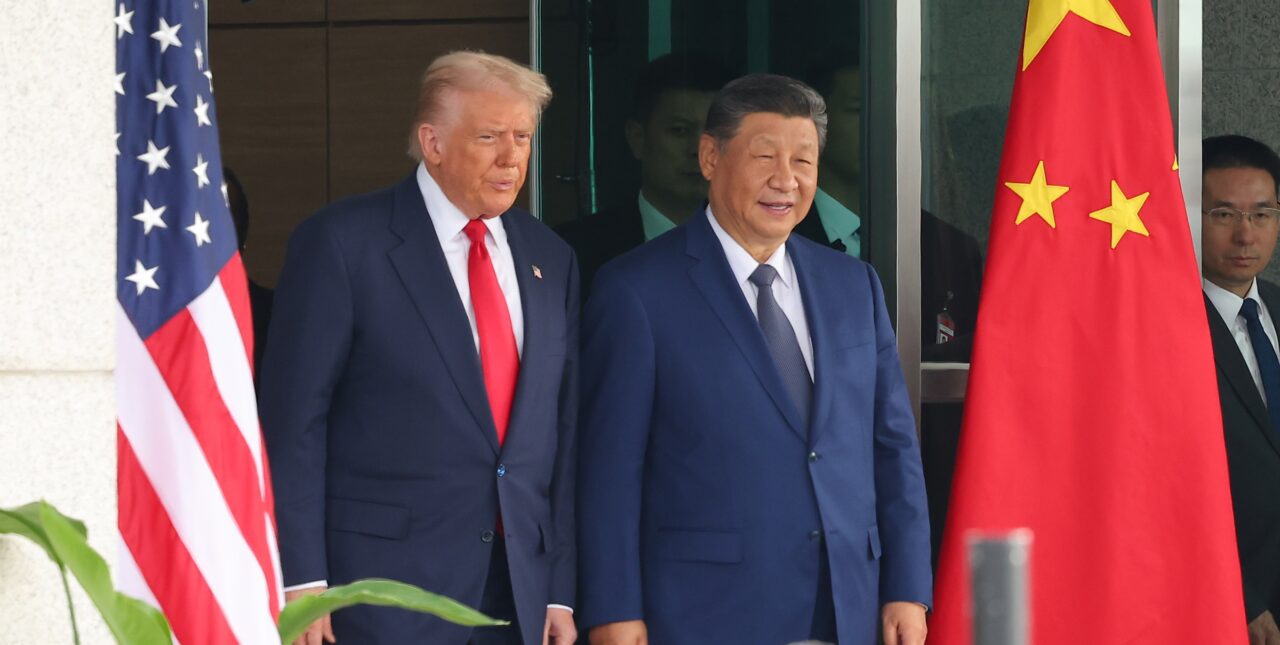 Donald Trump își încheie turneul asiatic prin întâlnirea cu liderul Chinei, Xi Jinping. Tarifele pentru China scad cu 10%. Ce au discutat cei doi