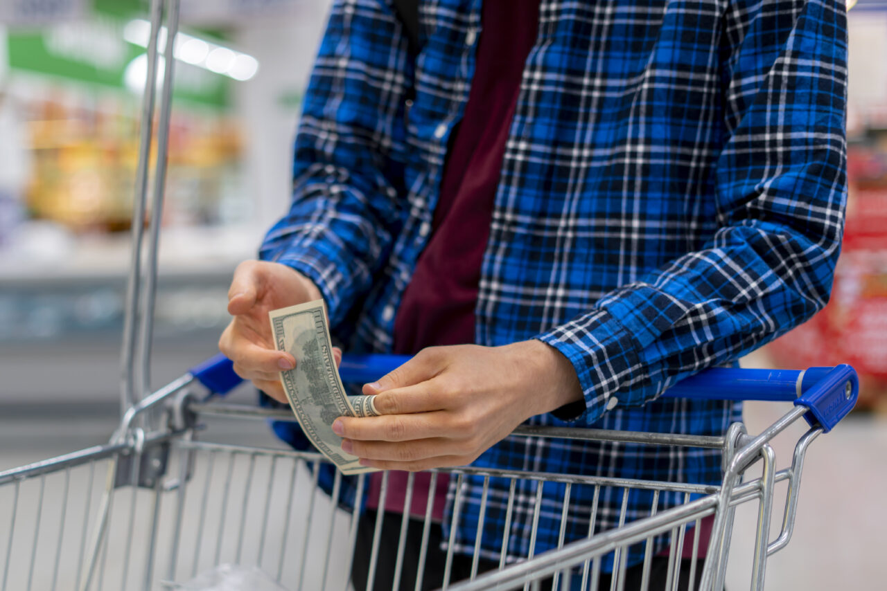 Noi scumpiri la alimente. Produsele pentru care românii scot din buzunar și cu 32% mai mult