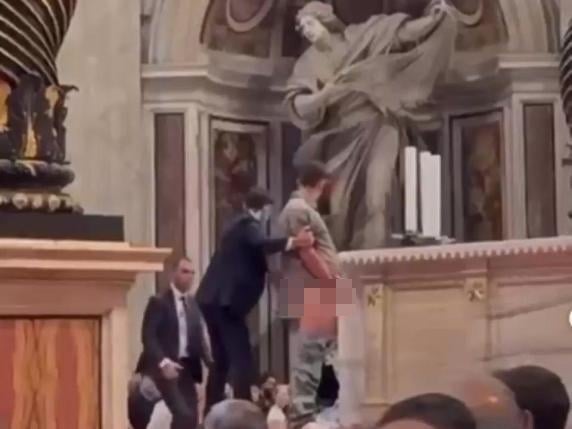Papa Leon a cerut un ritual reparatoriu după ce un tânăr a urinat pe altarul Bazilicii Sfântul Petru din Vatican