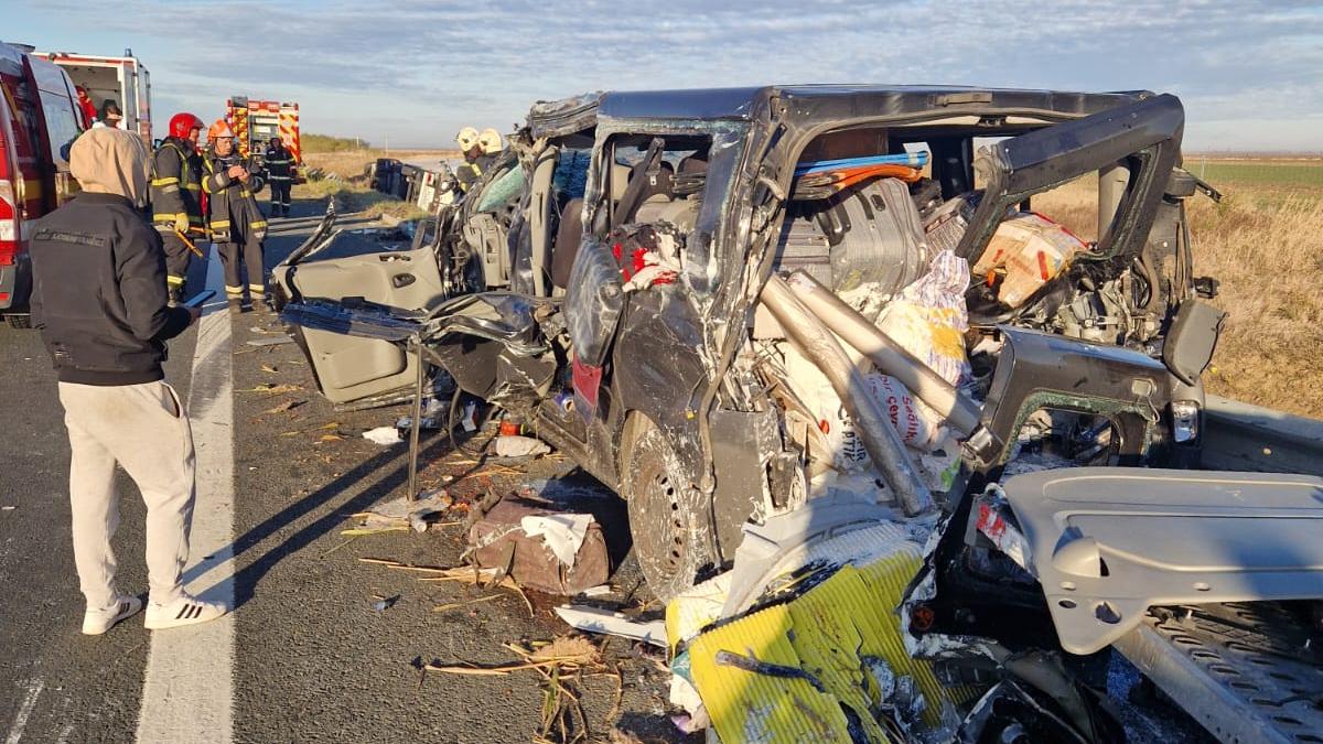 Opt persoane au fost RĂNITE, după impactul dintre un microbuz și un TIR pe A1. Accidentul a avut loc la kilometrul 570, pe sensul de mers Arad-Nădlac