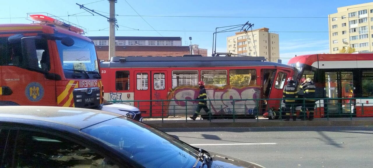 Patru oameni răniți de un tramvai scăpat de sub control în Arad. Tramvaiul a pornit din depou fără vatman