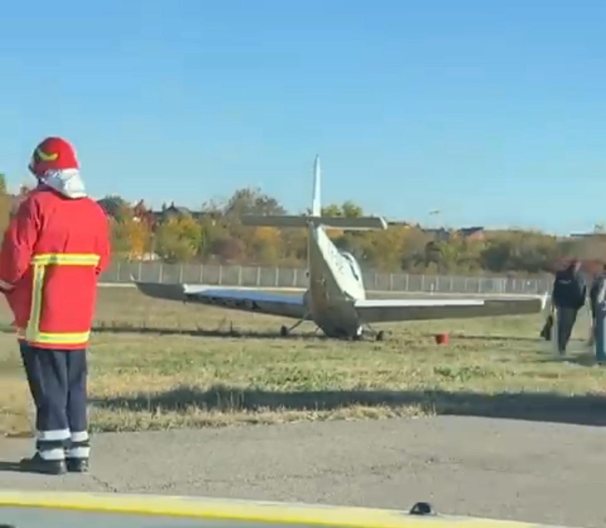 Incident aviatic pe Aeroportul Băneasa. Un avion școală aproape că s-a prăbușit la aterizare. Roata din față s-a rupt și a ieșit de pe pistă. Toate zborurile sunt ANULATE