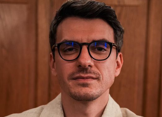 FOTO / Cum și-a cerut Alexandru Ion partenera în căsătorie. ”Inelul a fost ASCUNS în unul dintre puzzle-urile camerei ”