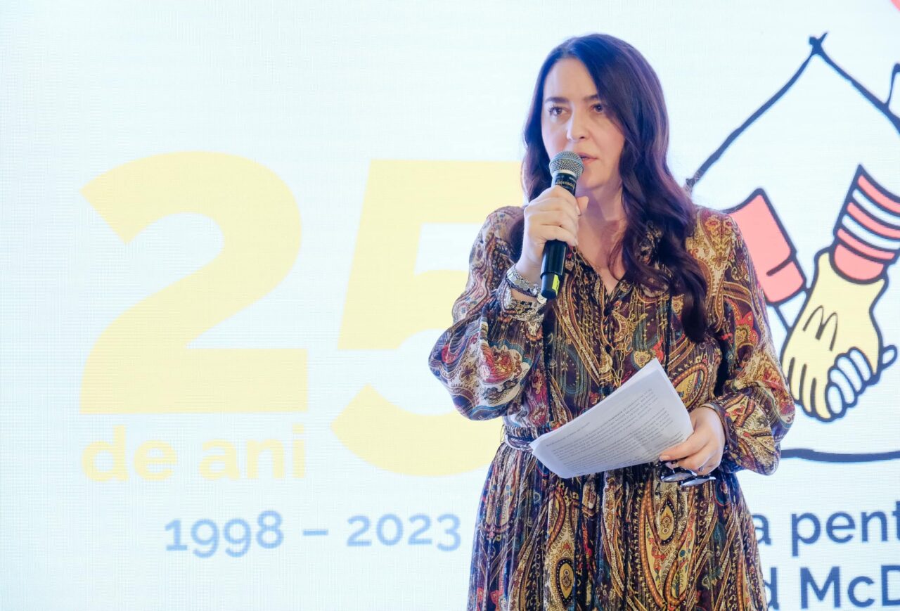 FOTO / Cum se comportă Amalia Năstase cu oamenii care o abordează. ”Când îi tratezi pe toți IMPORTANȚI, oamenii se deschid”