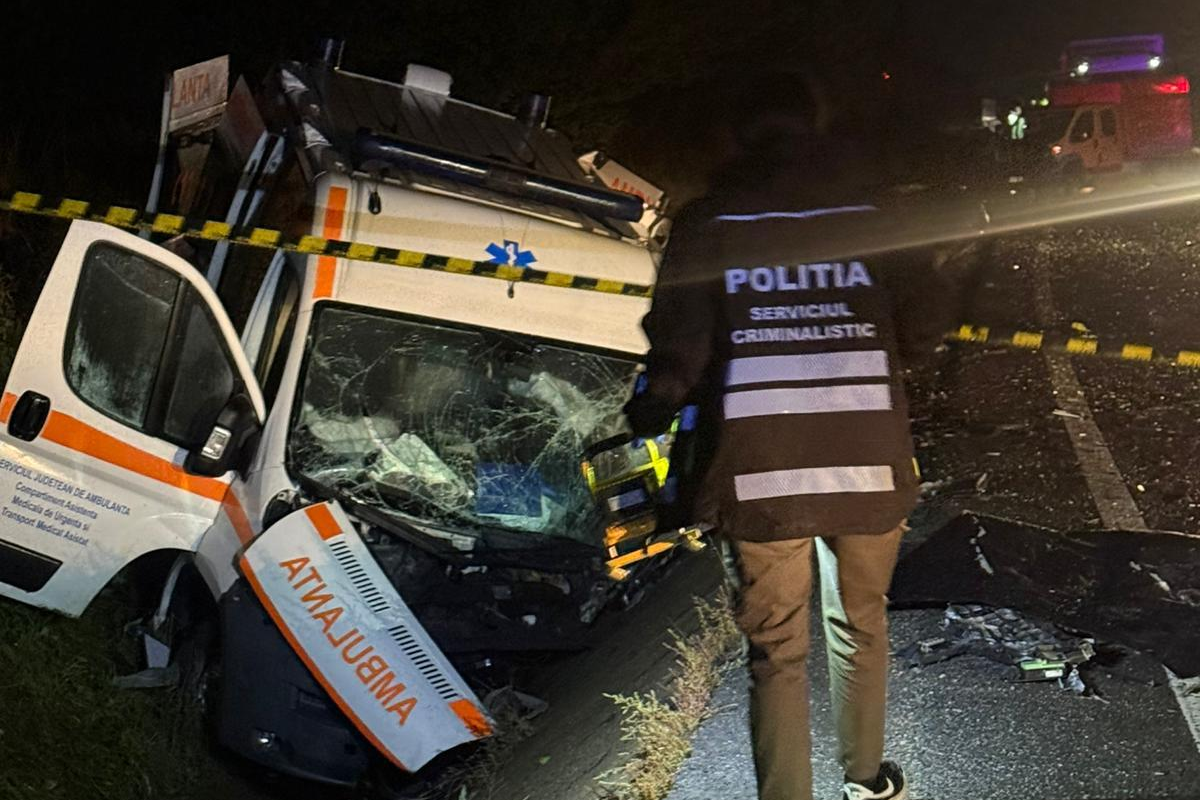 ACCIDENT grav cu șase victime la Cluj. O femeie a murit după ce ambulanța în care se afla s-a ciocnit violent cu un autoturism pe DN1