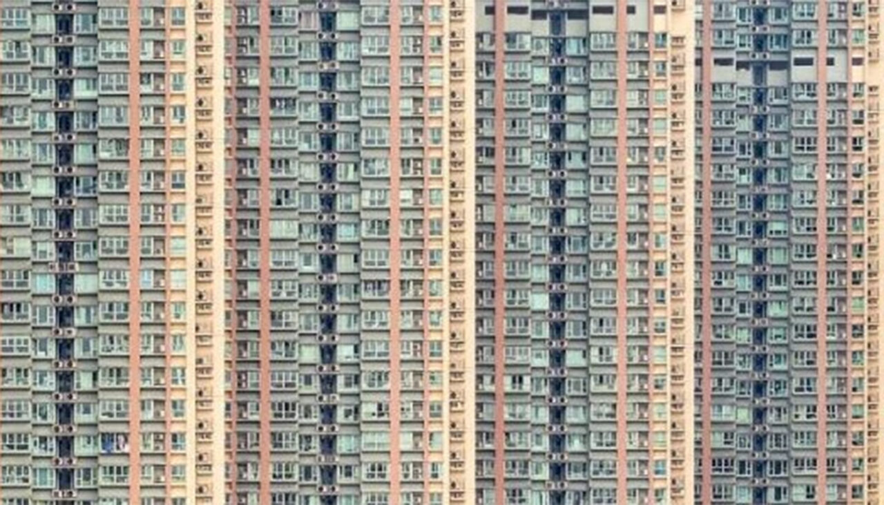 Orașul în care se află cel mai mare bloc din România. Are 523 de apartamente, 900 de locatari dar și a fost construit „pentru americani”