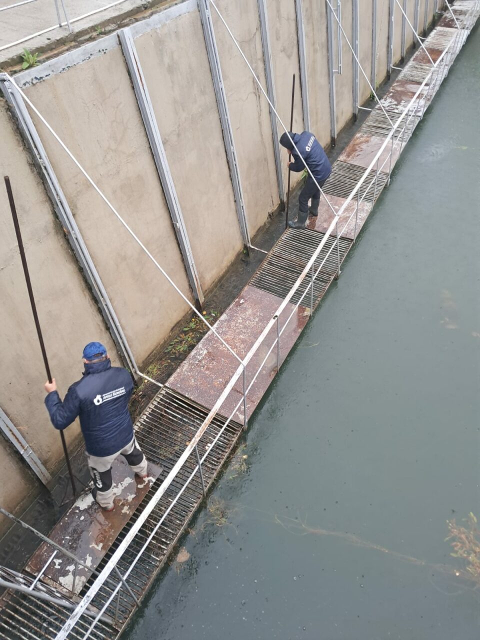 Urmează INUNDAȚII grele după episodul de iarnă din octombrie? Cod roșu pe râurile din Oltenia. Mobilizare la Apele Române