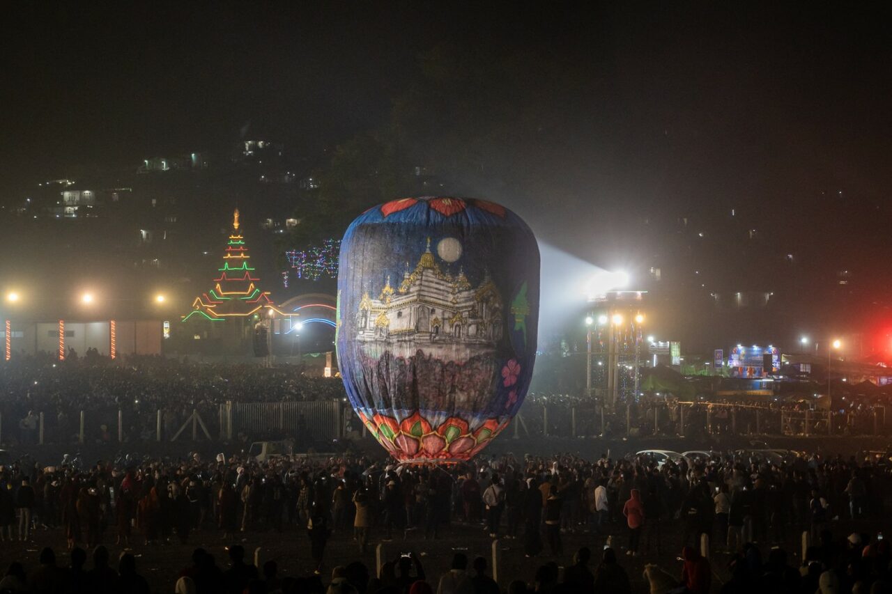 Atac fără precedent la un festival budist din Myanmar. Armata a BOMBARDAT CIVILI dintr-o PARAPANTĂ