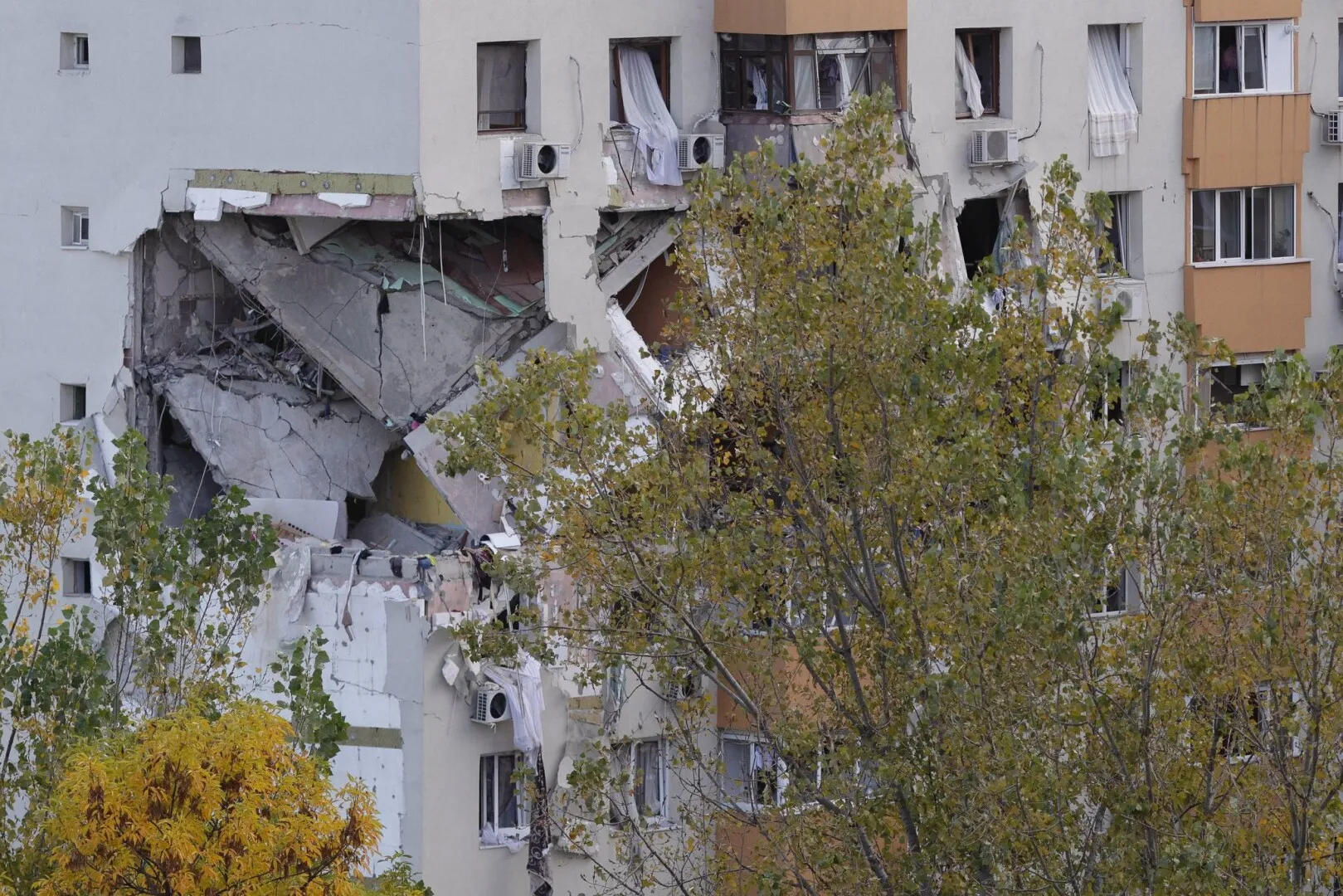 Peste 500 de persoane evacuate după explozia din Sectorul 5