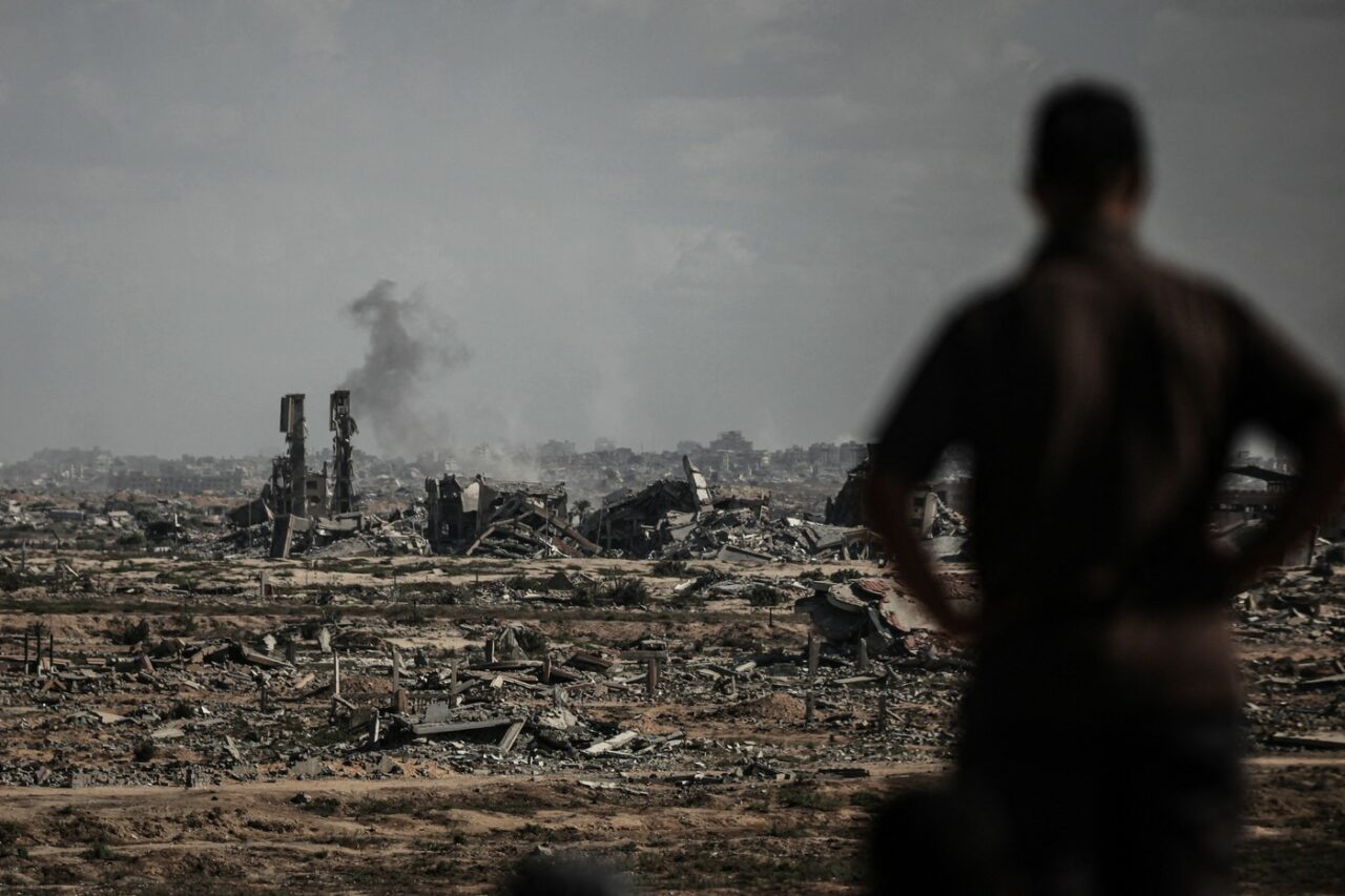 Israelul bombardează ținte strategice în timpul retragerii din Fâșia Gaza. Observatorii internaționali denunță încălcarea ARMISTIȚIULUI