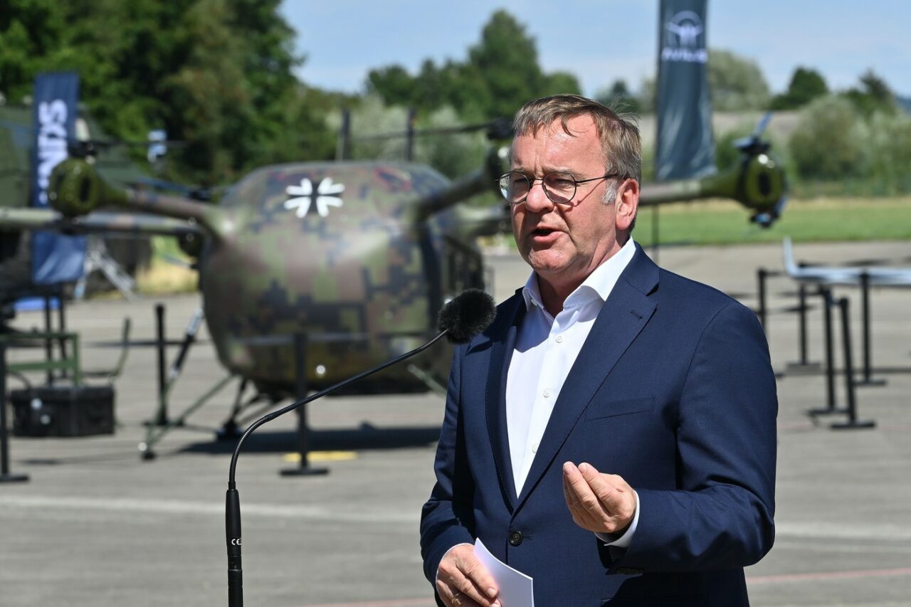 Șeful Apărării din Germania cumpără DRONE de 900 de milioane de euro fără să le testeze pentru condiții de luptă