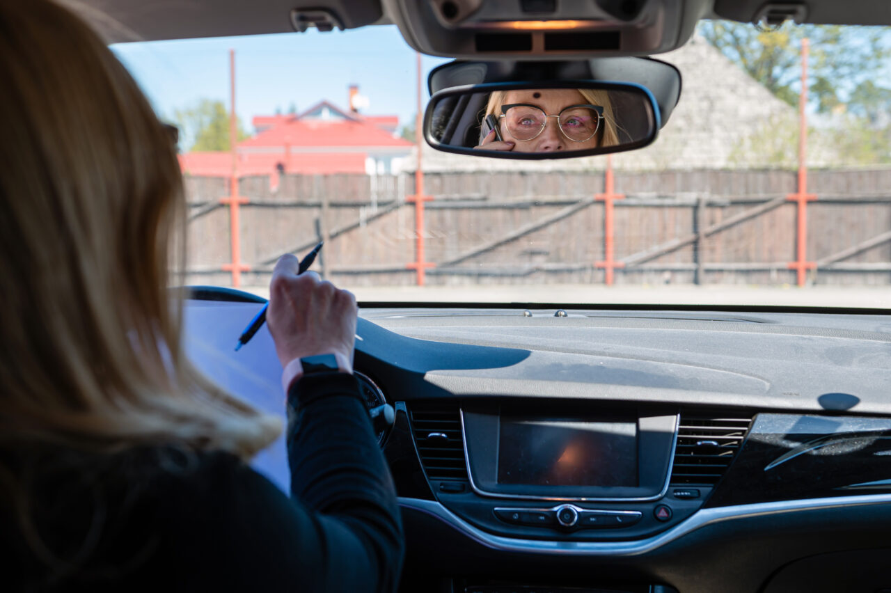 Accident incredibil la un examen auto, în Ploiești: O femeie care încerca a treia oară să ia permisul a dat peste instructor