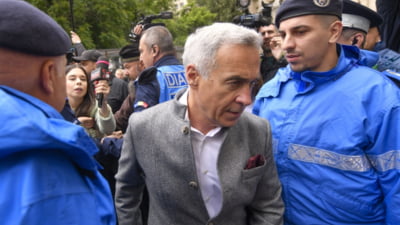 Călin Georgescu este așteptat de sute de persoane la Poliția Buftea