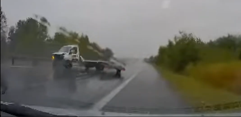 Momentul în care un autoturism pierde controlul mașinii și se izbește de parapetele despărțitor. Circulația e îngreunată din cauza ploii