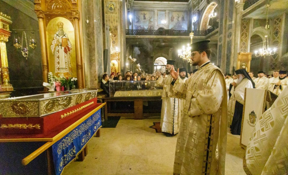 Prima noapte în frig și ploaie pentru credință, a doua zi de pelerinaj. Imagini de la momentele pline de emoție de la Iași, la moaștele Sfintei Parascheva