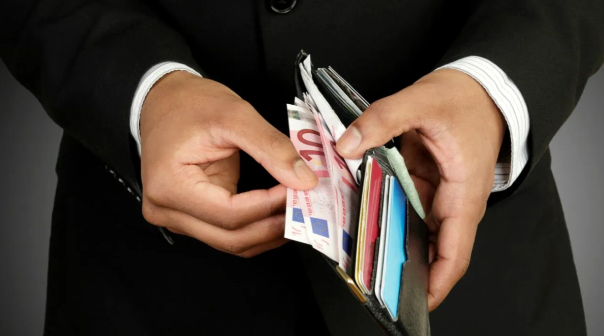 Salariul mediu net a SCĂZUT în mod real în România. Inflația, mai mare decât creșterea salariilor