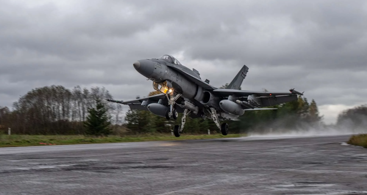 Primele concluzii după ce avioane canadiene CF-188 Hornet au aterizat, în premieră, pe o AUTOSTRADĂ din Estonia