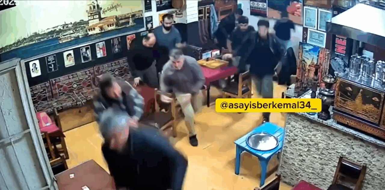 Momentul în care cetățenii turci au simțit CUTREMURUL în Istanbul. Oamenii fug panicați din cafenea