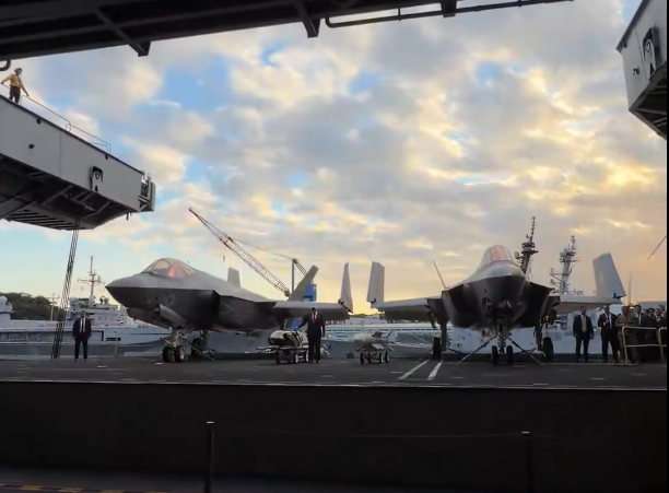 Ce intrare! Aterizare spectaculoasă a lui Trump de pe portavionul USS George Washington direct la baza navală din Japonia