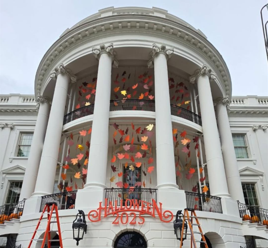 Melania Trump decorează ce a mai rămas din Casa Albă pentru Halloween. Cât de „înfricoșător“ va arăta peluza de sud în acest an