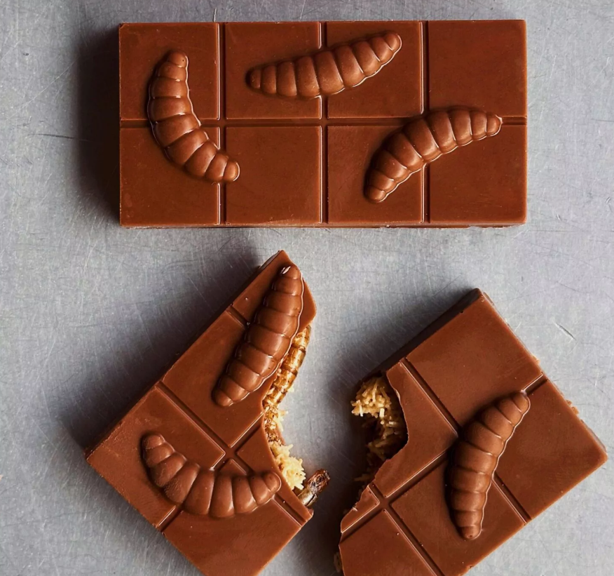 Ucrainenii mănâncă ciocolată cu viermi adevăraţi. Cât costă şi cum arată desertul care a creat isterie pe internet