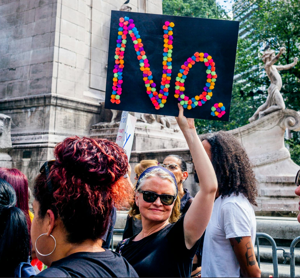 Victorie feministă istorică în Franța: orice act sexual, fără consimțământ explicit, va fi considerat viol. Ce presupune noua lege