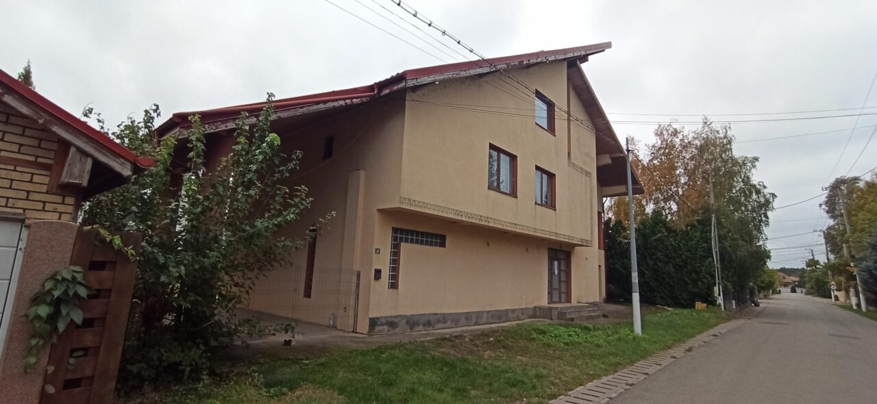 Cu cât se vinde o casă spațioasă din Corbeanca, cu teren intravilan de 832m². Proprietatea este scoasă la licitație de ANAF