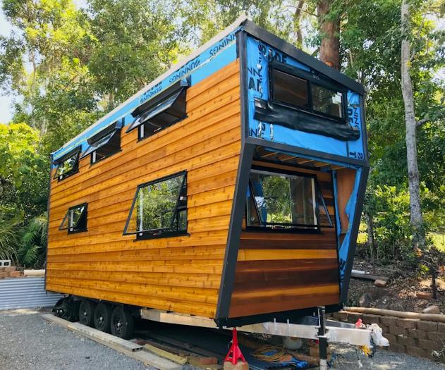 Casa de vis de doar 17 metri pătrați. Proprietara, sătulă să plătească chirii scumpe, a construit-o cu mâna ei la 56 de ani. Cum arată locuința