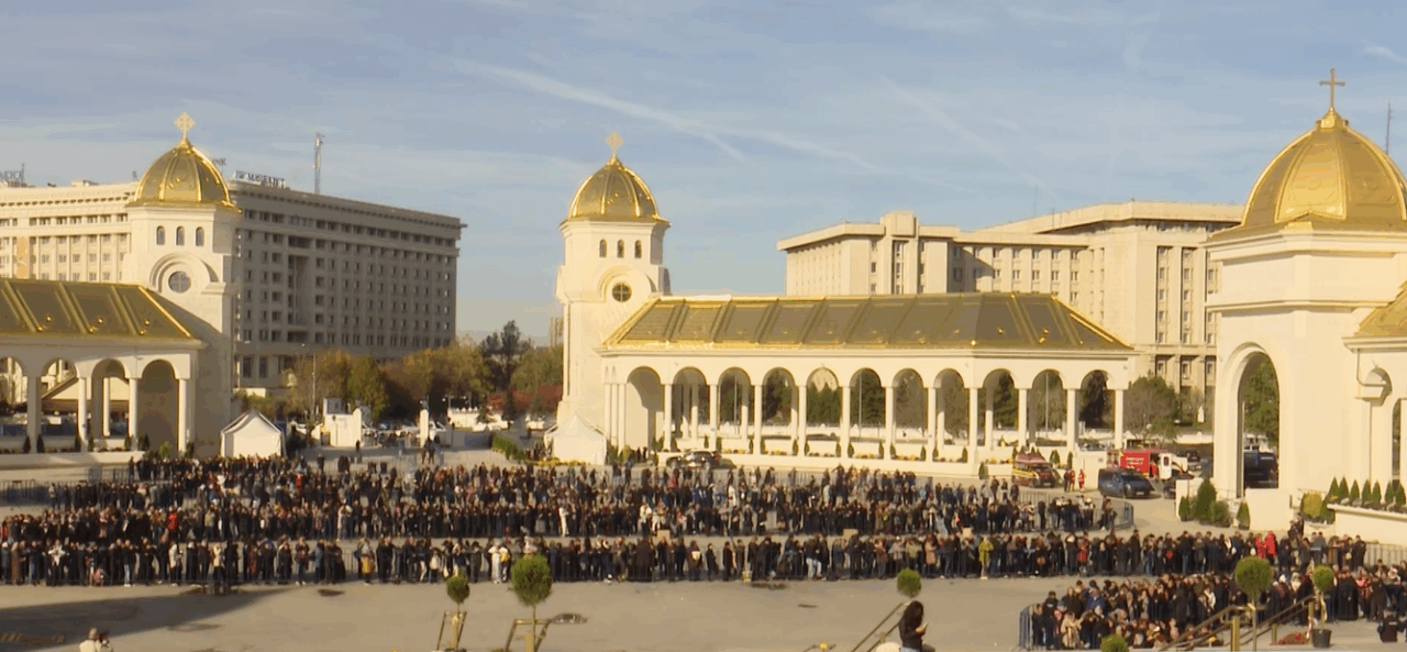 Patriarhia Română a anunțat câți credincioși s-au închinat în Altarul Catedralei Naționale, până acum. COADA este în continuare una impresionantă