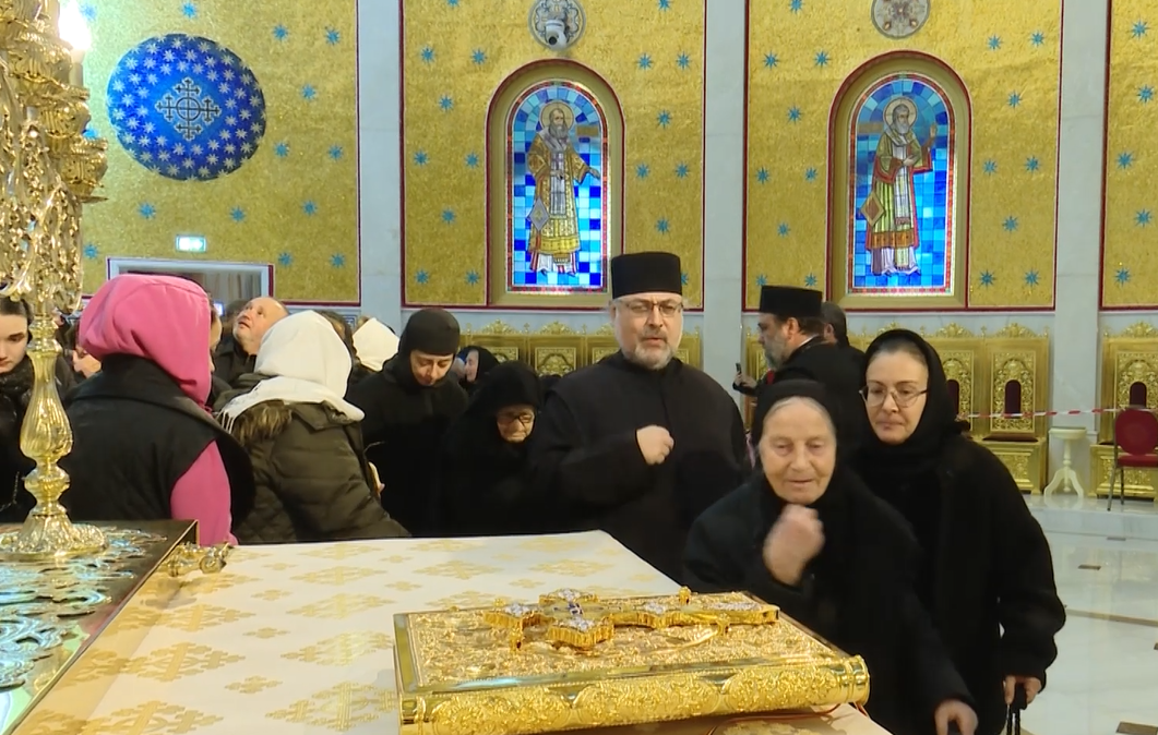 Pelerinajul la Catedrala Mântuirii continuă. Aproape 200.000 de credincioși au trecut prin Sfântul Altar