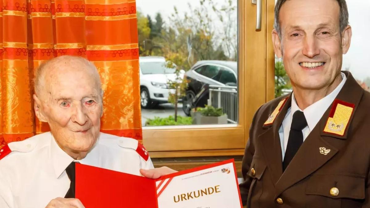 Cel mai VÂRSTNIC pompier va intra în Cartea Recordurilor, la vârsta de 103 ani, după o carieră de aproape 9 decenii