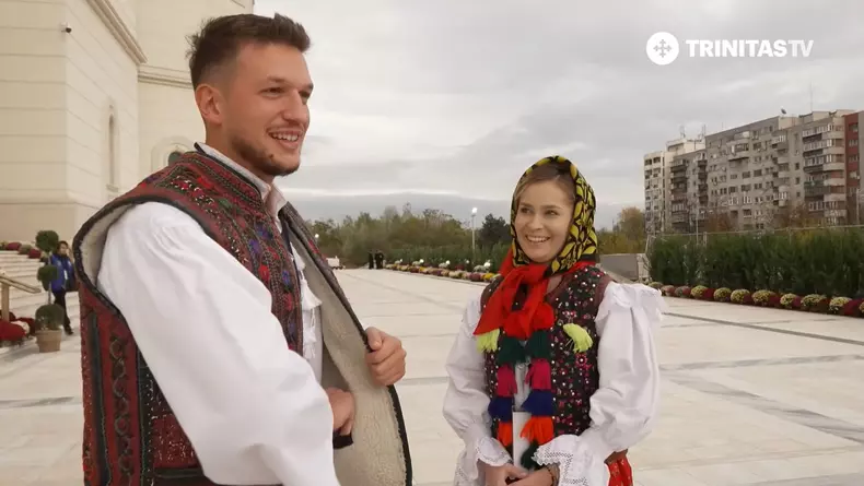 Doi tineri s-au logodit imediat după sfințirea Catedralei Mântuirii Neamului. Cine sunt David și Măriuca
