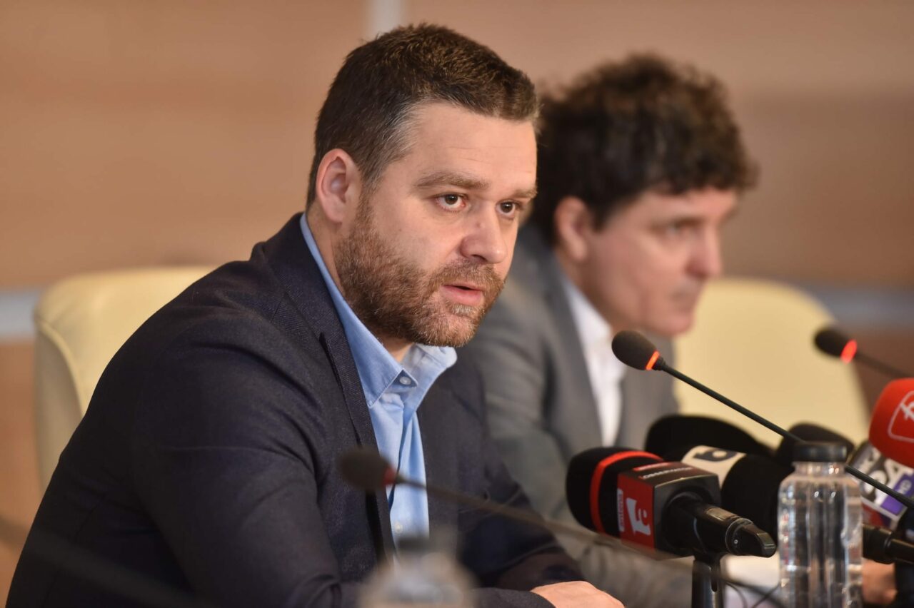 Ciucu aproape îi „cerșește” susținerea la primăria Capitalei lui Nicușor Dan. I-a lăudat REFERENDUMUL și i-a pomenit numele încontinuu