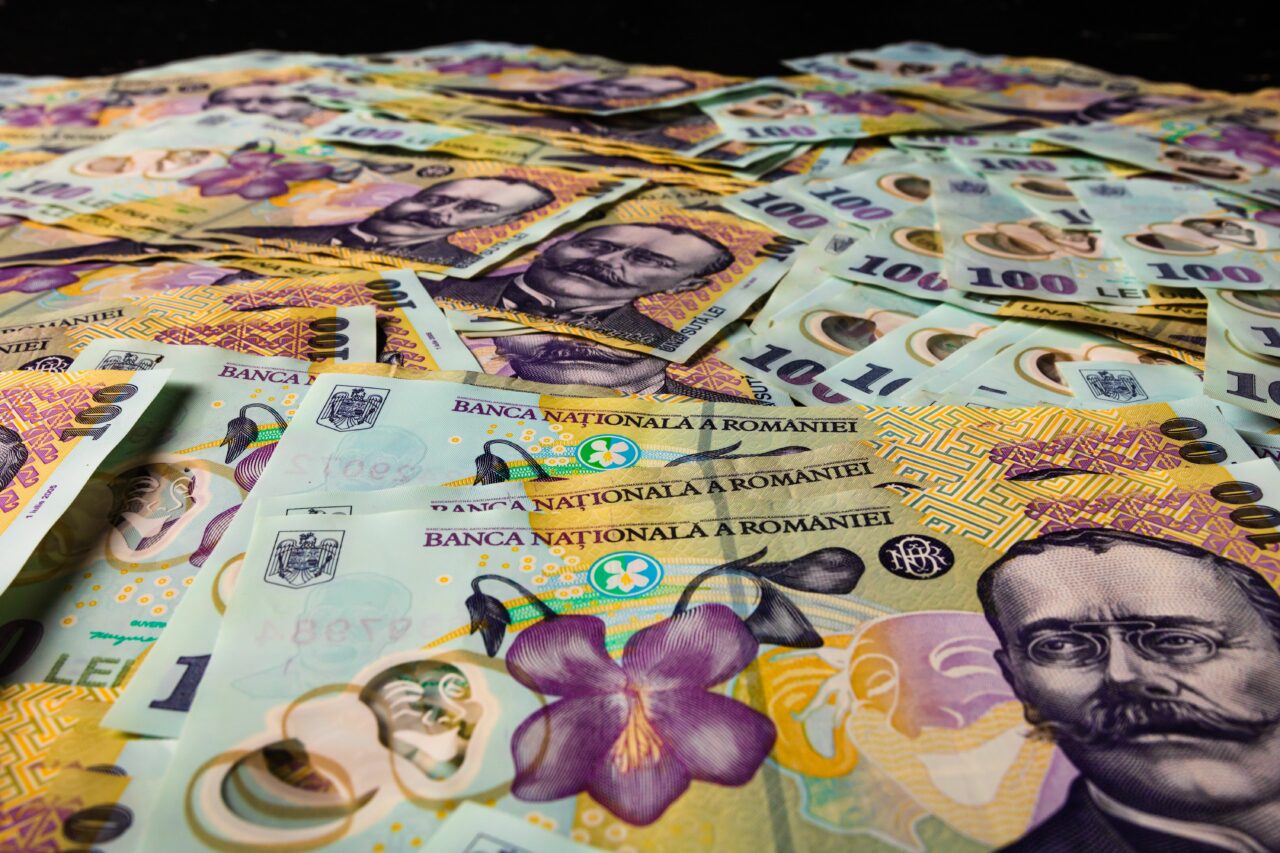 Domeniile în care se câștigă cei mai mulți bani în România. IT-ul nu mai e în top