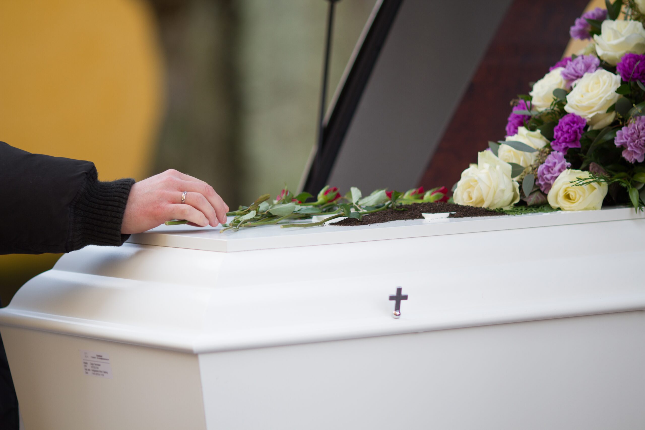 Înmormântarea fără familie a Elenei, românca moartă într-o închisoare din Italia
