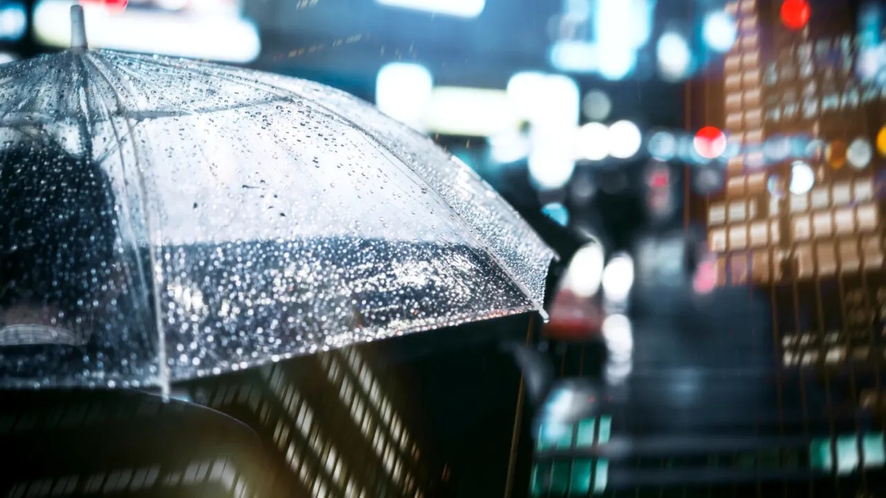 COD ROȘU de ploi. Orașul din România care închide școlile de urgență