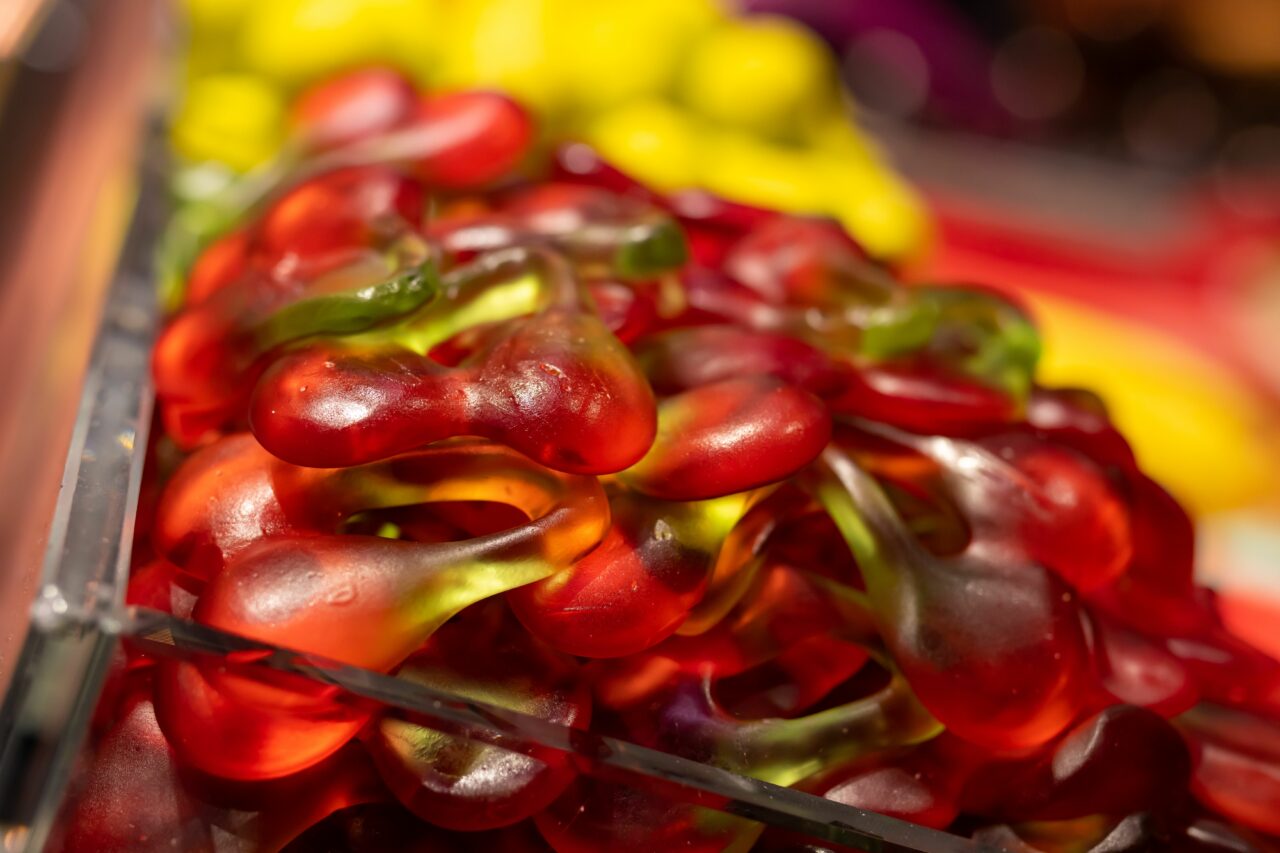 Pentru că i s-a făcut o poftă nebună, un bărbat a mâncat 3 kilograme de jeleuri fructate. Ce i s-a întâmplat apoi