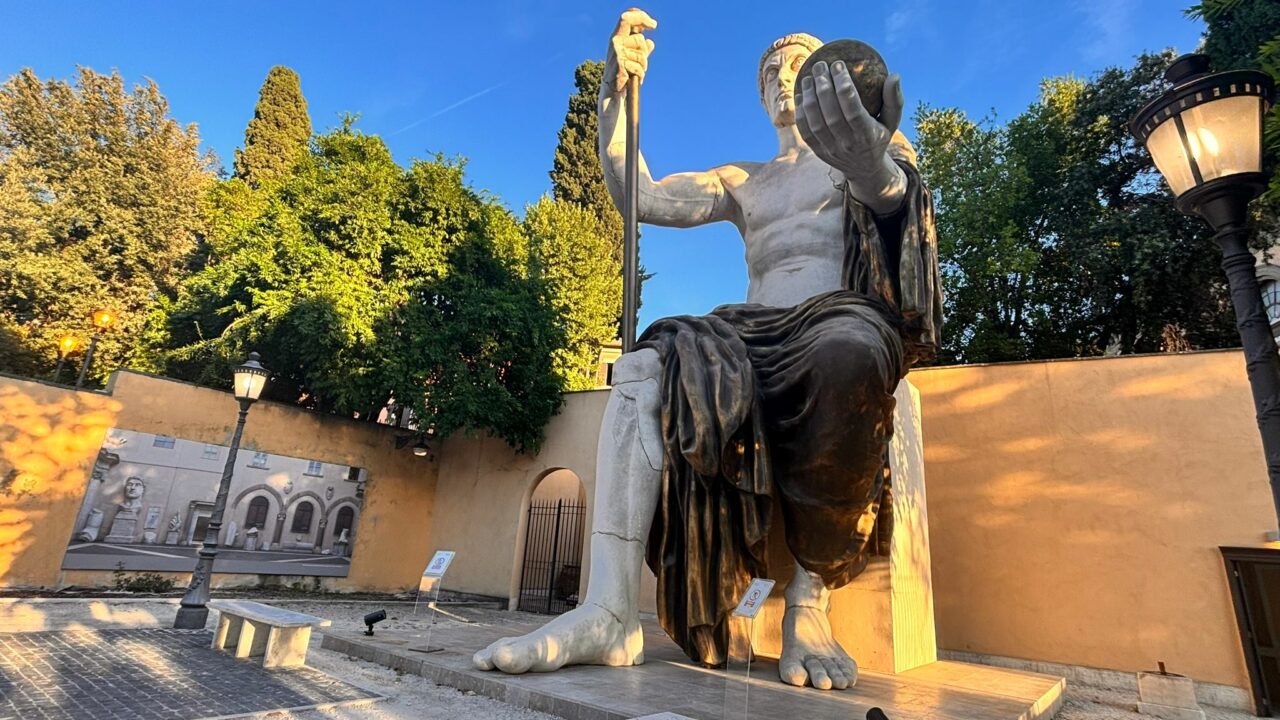 Statuia colosală a lui Constantin cel Mare de la Roma, dedicată primului împărat roman creștin. Pentru cât timp va mai fi expusă