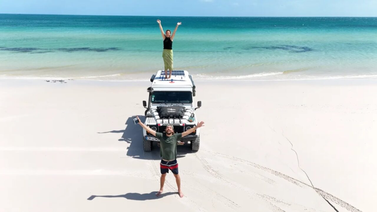 „Această viață este un vis”. Doi tineri au renunțat la job-urile stabile pentru a face înconjurul lumii într-un Land ROVER