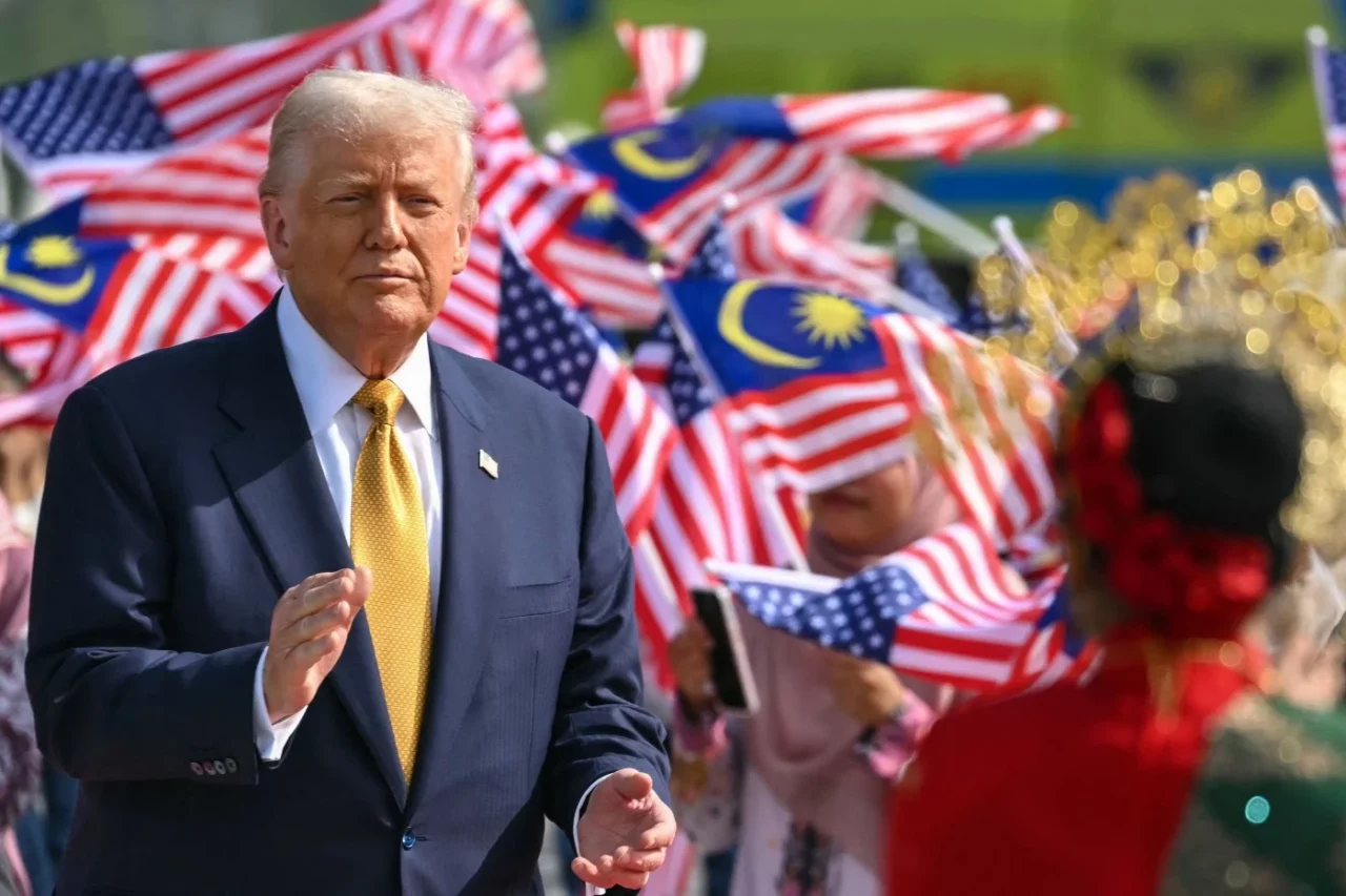 Dans, cântece și voie bună la plecarea lui Trump din Malaezia. Presedintele SUA a ajuns in Japonia