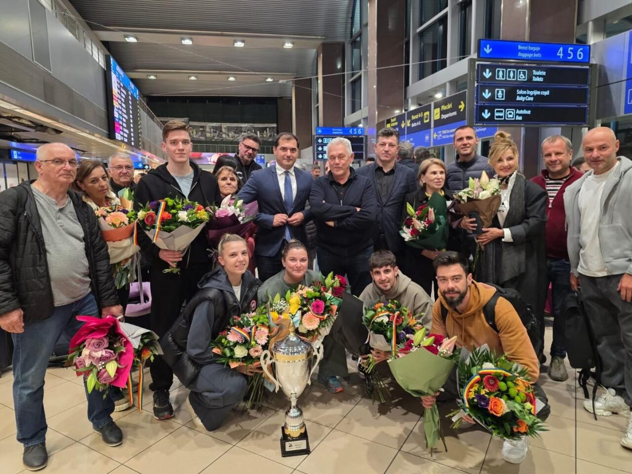 Tricolorii au venit acasă, după PERFORMANȚA istorică. Imagini de la sosire. „Mai am încă trei de luat la Europene și devin cea mai medaliată”