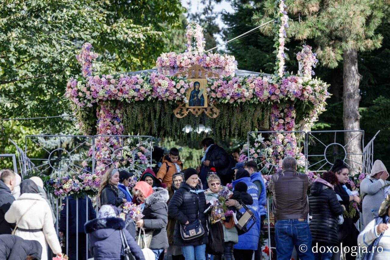 Drumul CREDINȚEI, a cincea zi la Iași, la racla Sfintei Parascheva. 20.000 de pelerini își așteaptă rândul / 36 de oameni au avut nevoie de medic