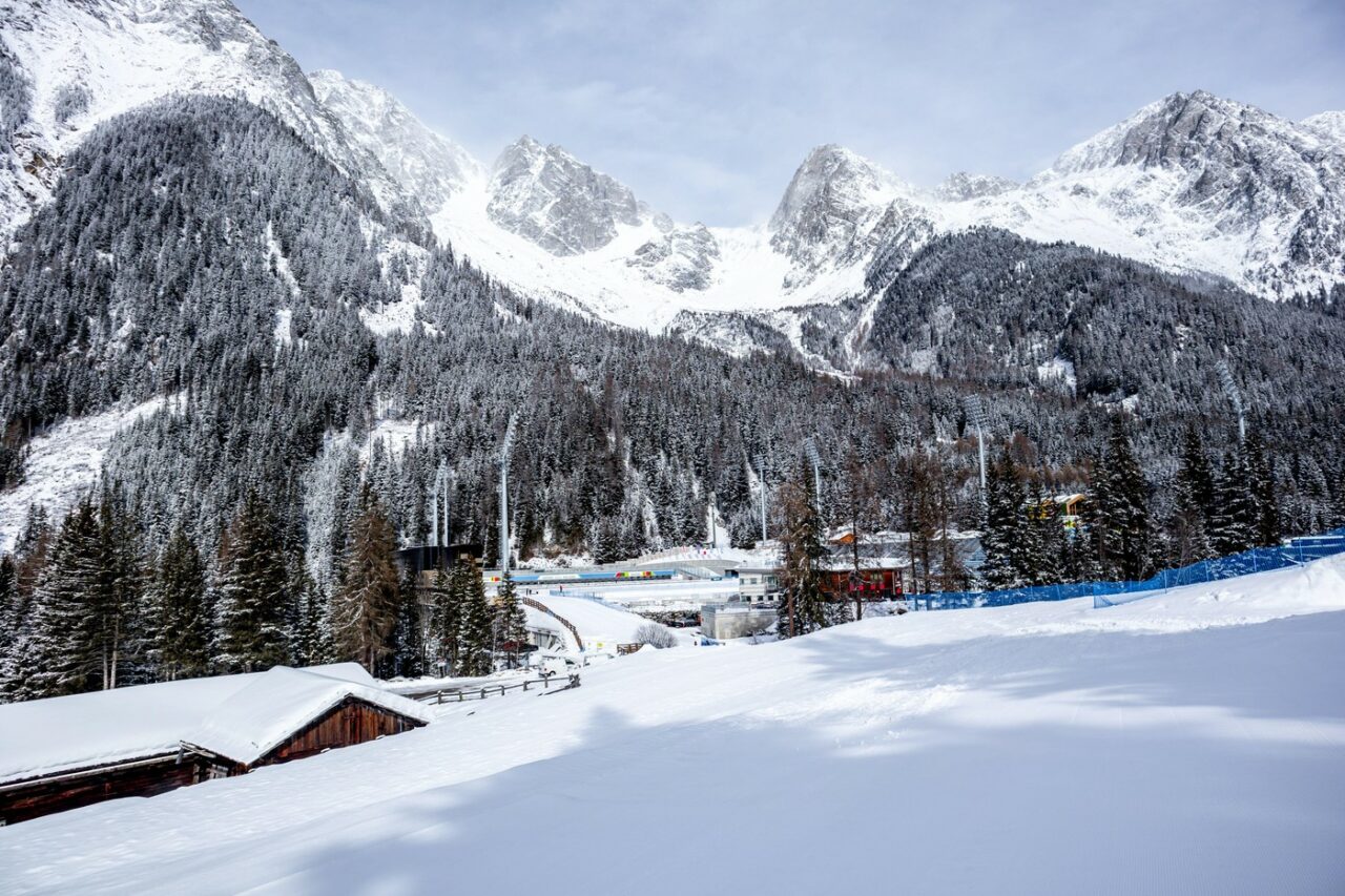 RESTRICȚIILE pe care le-ar putea întâmpina turiștii care aleg să schieze în Munții Dolomiți. Ce măsuri se iau într-o celebră stațiune italiană