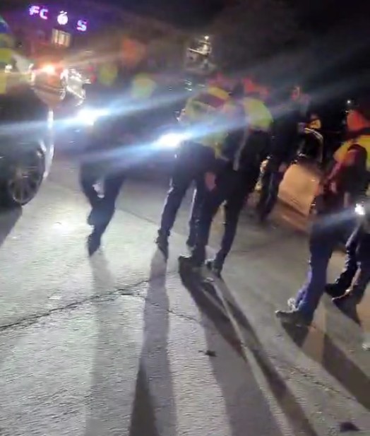 Scandal uriaș la baza FCSB din Berceni. Sute de mașini și motociclete au dat buzna pe proprietatea lui Gigi Becali. Poliția a intervenit