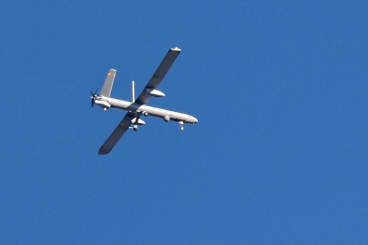 Resturile unei drone care avea atașată o parașută, descoperite într-o pădure din Argeș