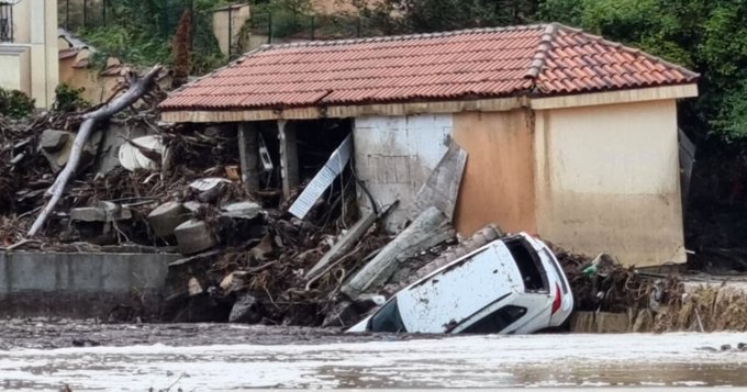 Dezastru într-o zonă turistică din BULGARIA: Inundațiile au transformat un sat de vacanță într-un râu de noroi