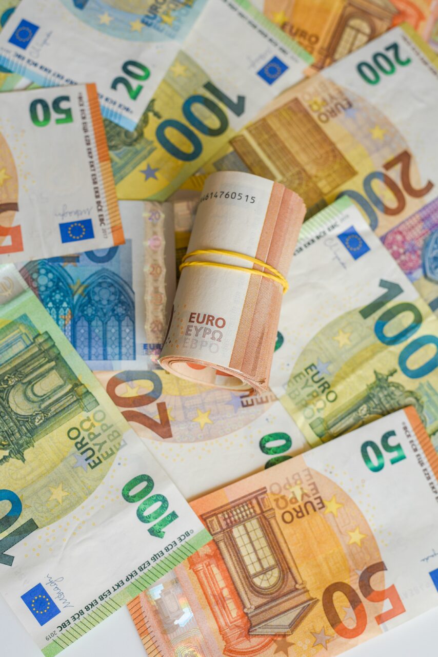 Motivul pentru care o companie oferă tututor angajaţilor săi prime de aproape 15.000 de euro. „Este corect să le împărtășim cu toții”